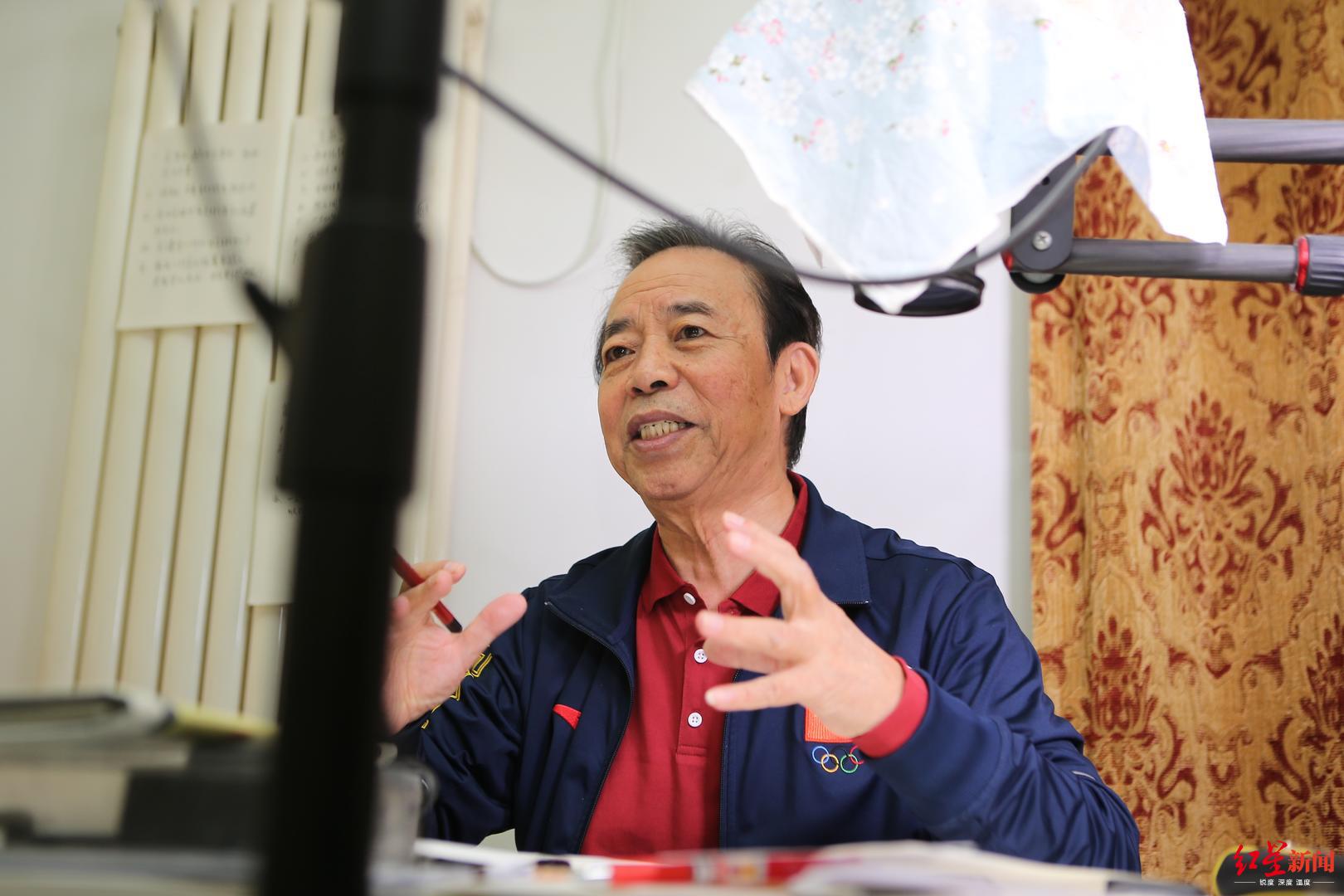 专访中国硬笔书法第一人庞中华：“活在”字帖上的人