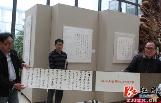 张家界书法家赵辉廷举办作品展再为文艺希望学校募款10万